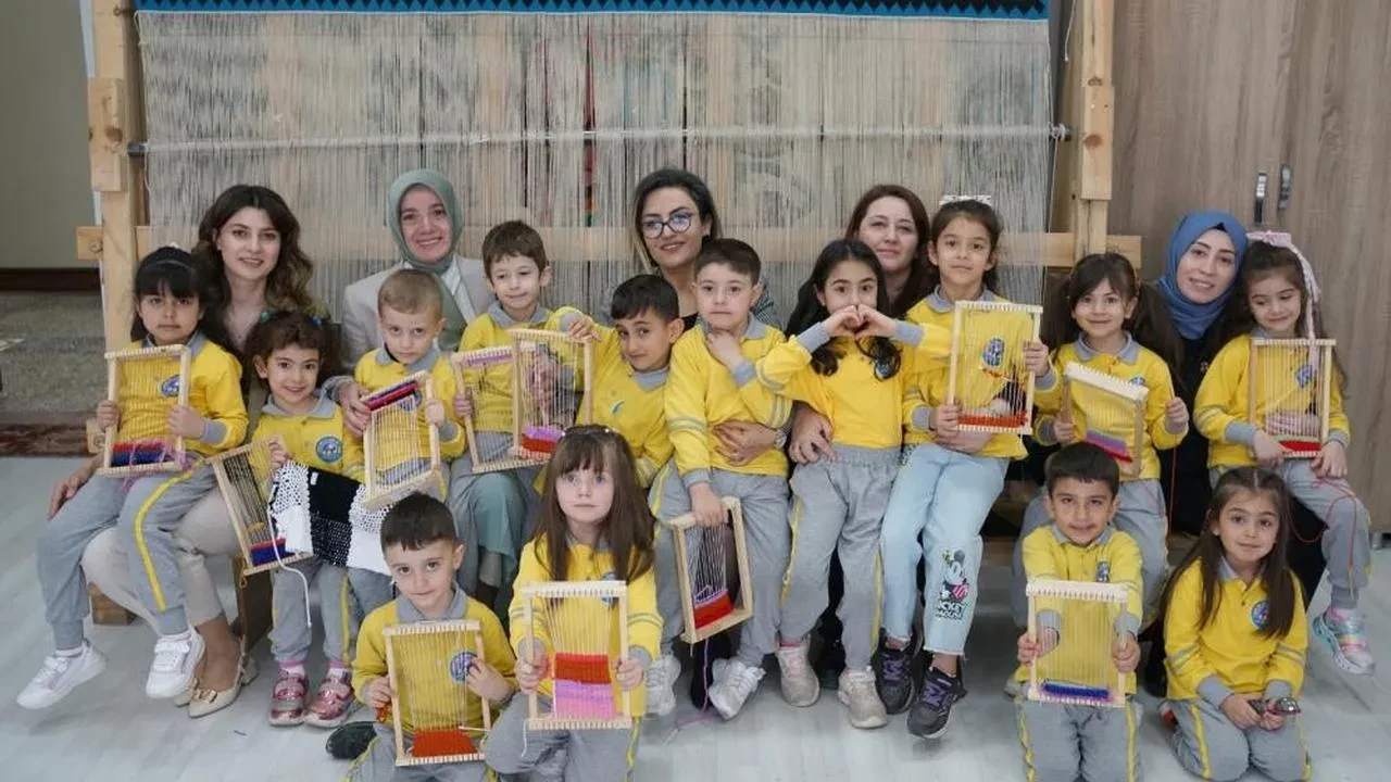 Anaokulu öğrencileri halı tezgahıyla tanıştı: Minik eller mirası keşfetti