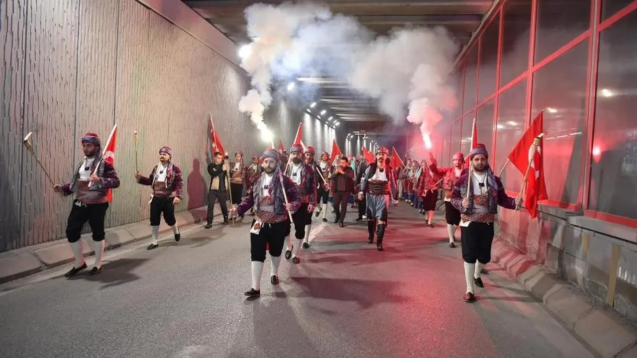 Başkan Büyükkılıç, 19 Mayıs Fener Alayı’nda gençlerin coşkusuna ortak oldu