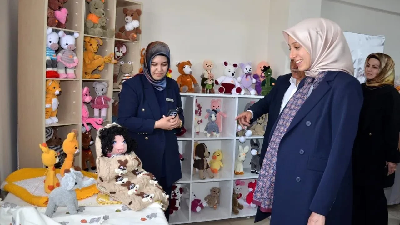 Tercan Halk Eğitim kursiyerlerinin el emekleri sergileniyor