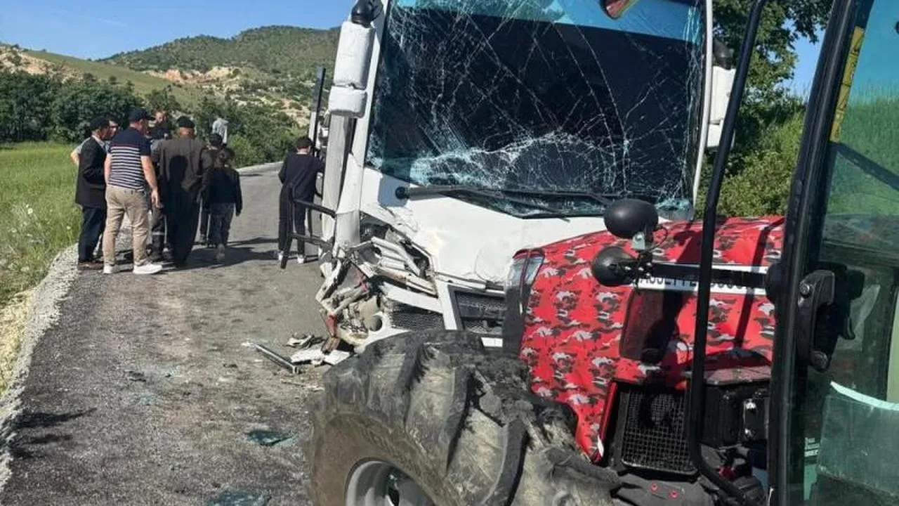 Tunceli'de feci kaza: Öğrenci servisi ile traktör çarpıştı, 8 yaralı