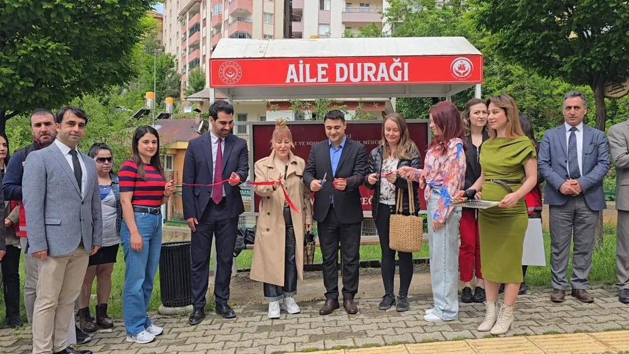 Tunceli'de Aile Günü yürüyüşü: Aile Durağı açıldı, katılımcılara ikramlar ve müzik dolu anlar