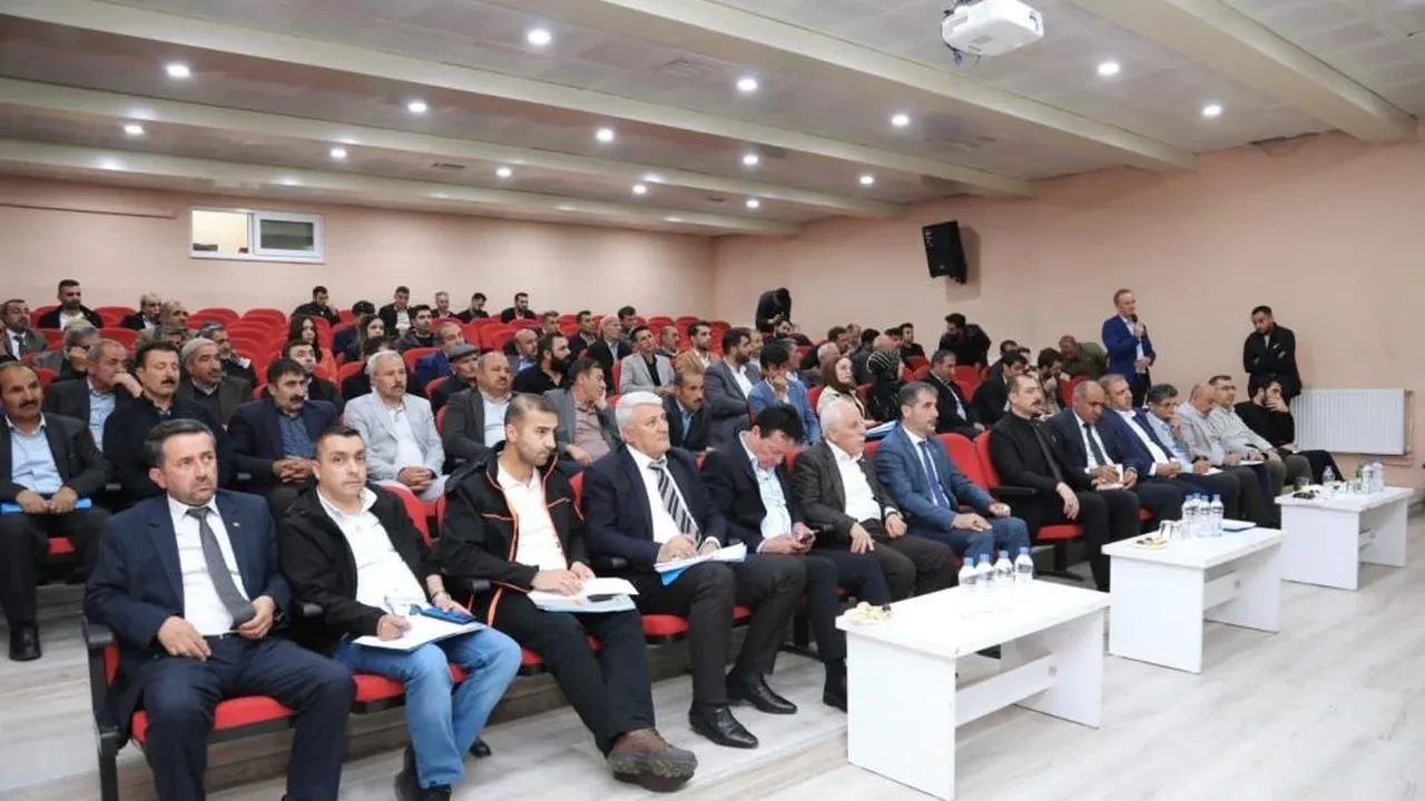 Van Büyükşehir Belediyesi, çatak ve Bahçesaray'da mahalle muhtarları ile buluştu