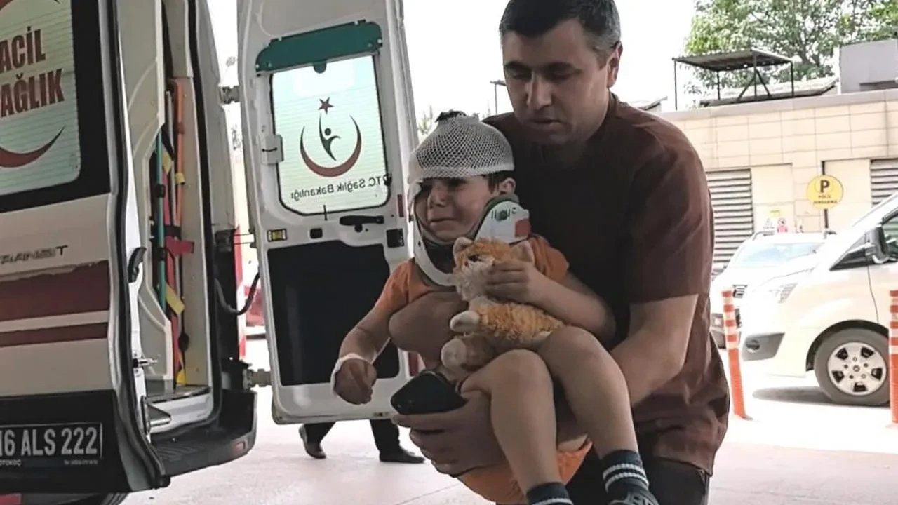 İnegöl'de bisiklet kazasında yaralanan çocuk oyuncağını bırakmadı