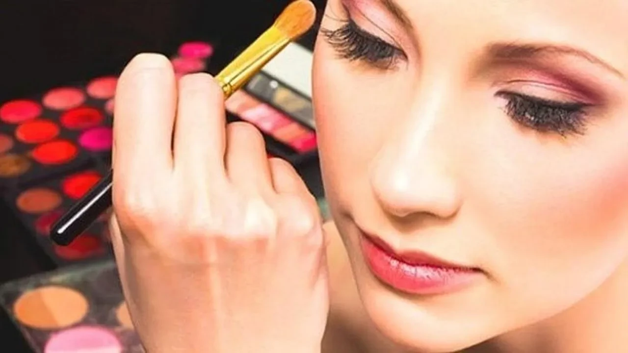 Göz sağlığınızı tehdit eden makyaj hatalarına dikkat! Alınması gereken önlemler