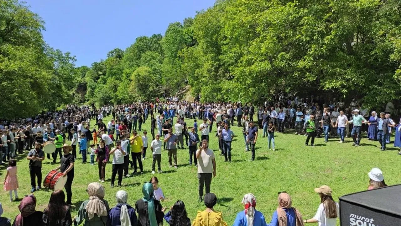 Huzurun sağlandığı köylerine dönen aileler: Kazanlarda yemekler pişirip doyasıya eğlendiler