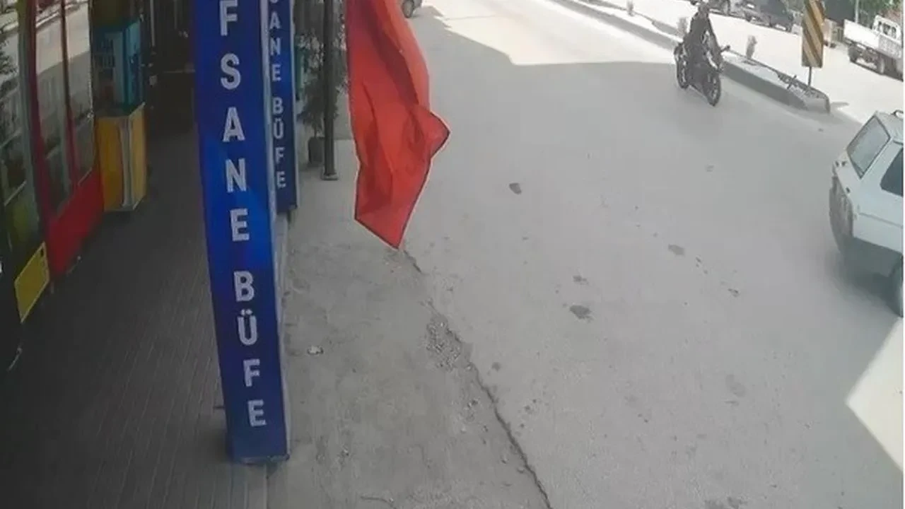 Bilecik'te motosikletli kaza! Şerit değiştiren otomobile çarpan sürücü hastaneye kaldırıldı