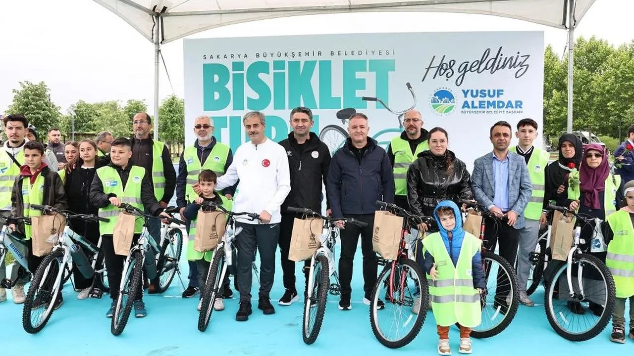 Trafik Haftası’nda Başkan Alemdar, 10 kişiye bisiklet ve kask hediye etti