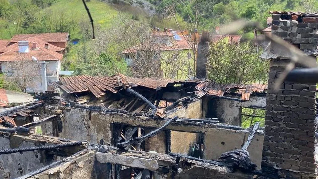 Bilecik'in pazaryeri ilçesinde çıkan yangın korkuttu: Ev kullanılamaz hale geldi