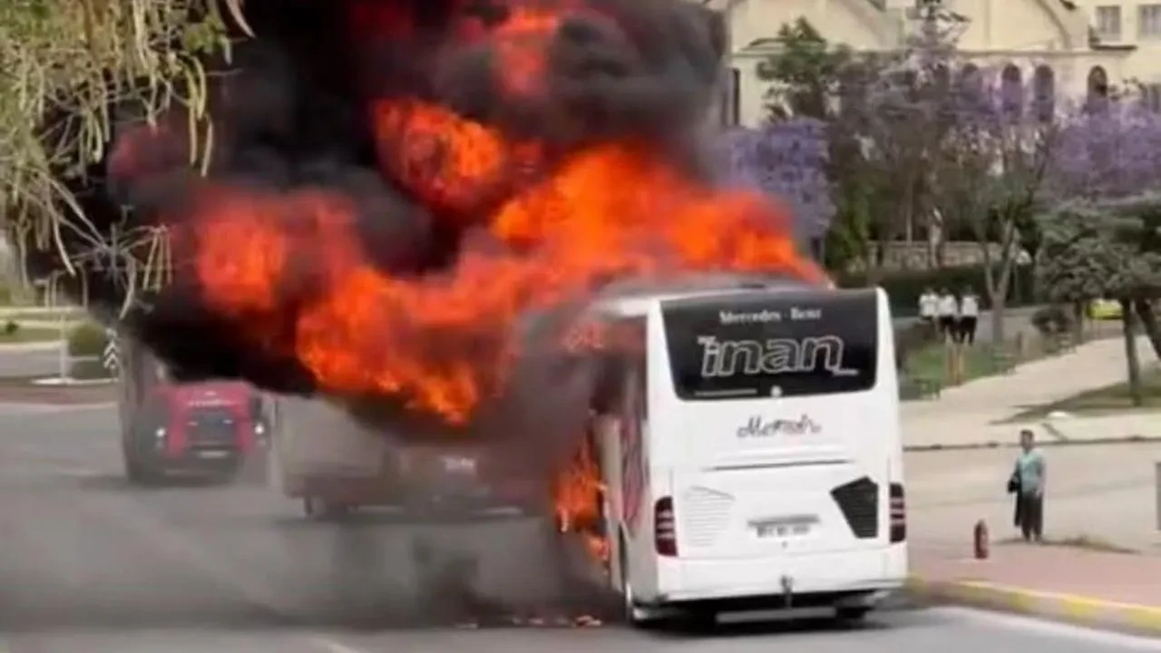Mersin'de yolcu otobüsü alev aldı! Sürücü zamanında müdahale etti, yolcular kurtuldu
