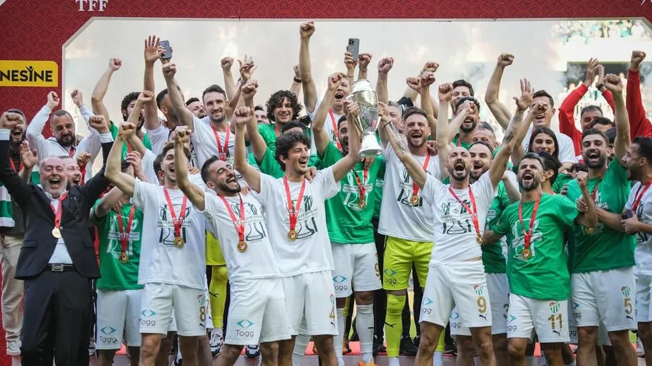 Bursaspor'da 8 futbolcunun kaderi belirsiz... Kalacaklar mı, gidecekler mi?