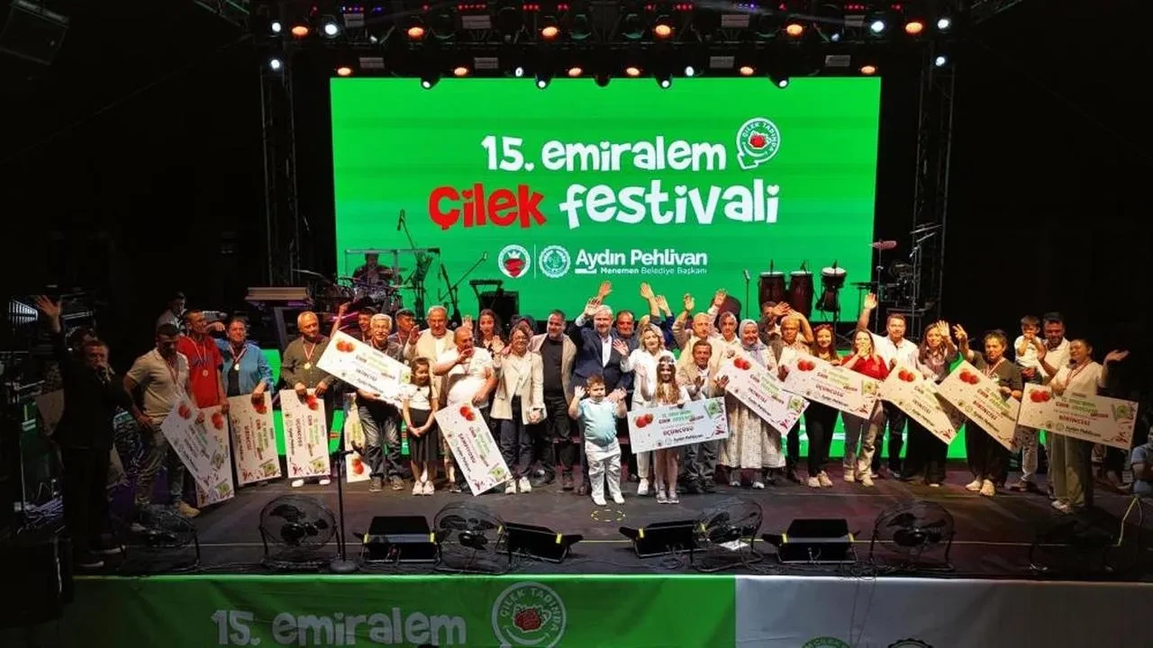 İzmir'in Emiralem Çilek Festivali'nde 1 milyon ziyaretçi coşkusu