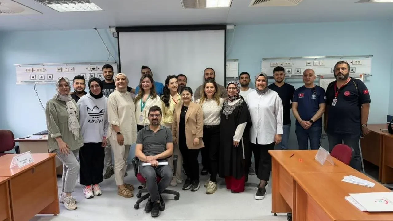 Elazığ'da sağlık çalışanlarına hayat kurtarmada yeni bir adım: Çocuklarda İleri Yaşam Desteği eğitimi