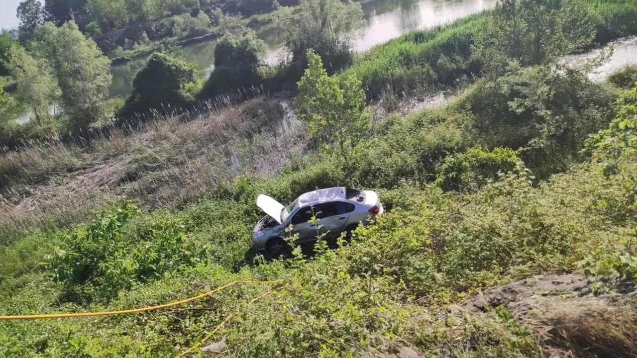 Samsun'un Çarşamba ilçesinde otomobil şarampole yuvarlandı