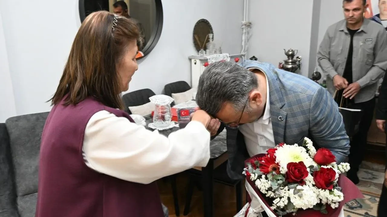 Vali Aksoy'dan duygusal Anneler Günü ziyareti: Şehit annelerine minnet sundu