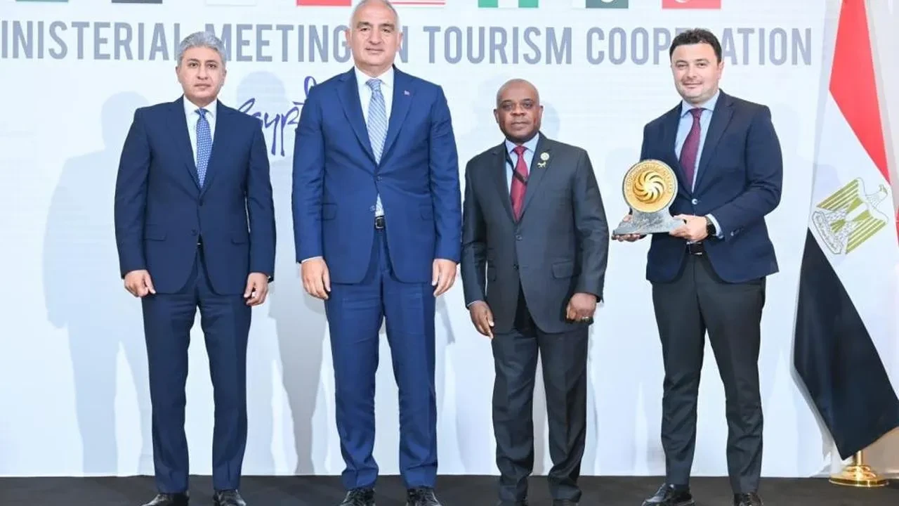 Antalya "2025 yılı d8 turizm şehri" ödülünü Kahire’deki bakanlar toplantısında aldı