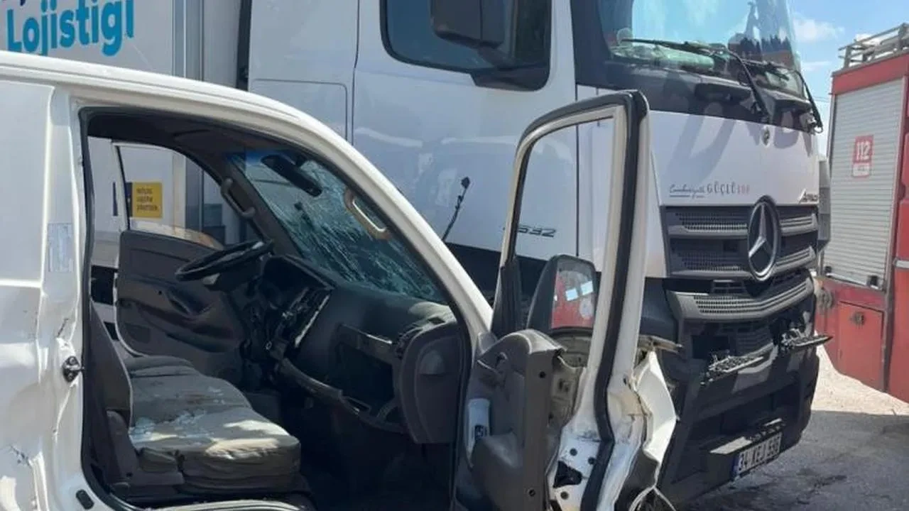 Antalya'da trafik kazası: Bir kamyonla çarpışan hafif ticari araçta iki yaralı