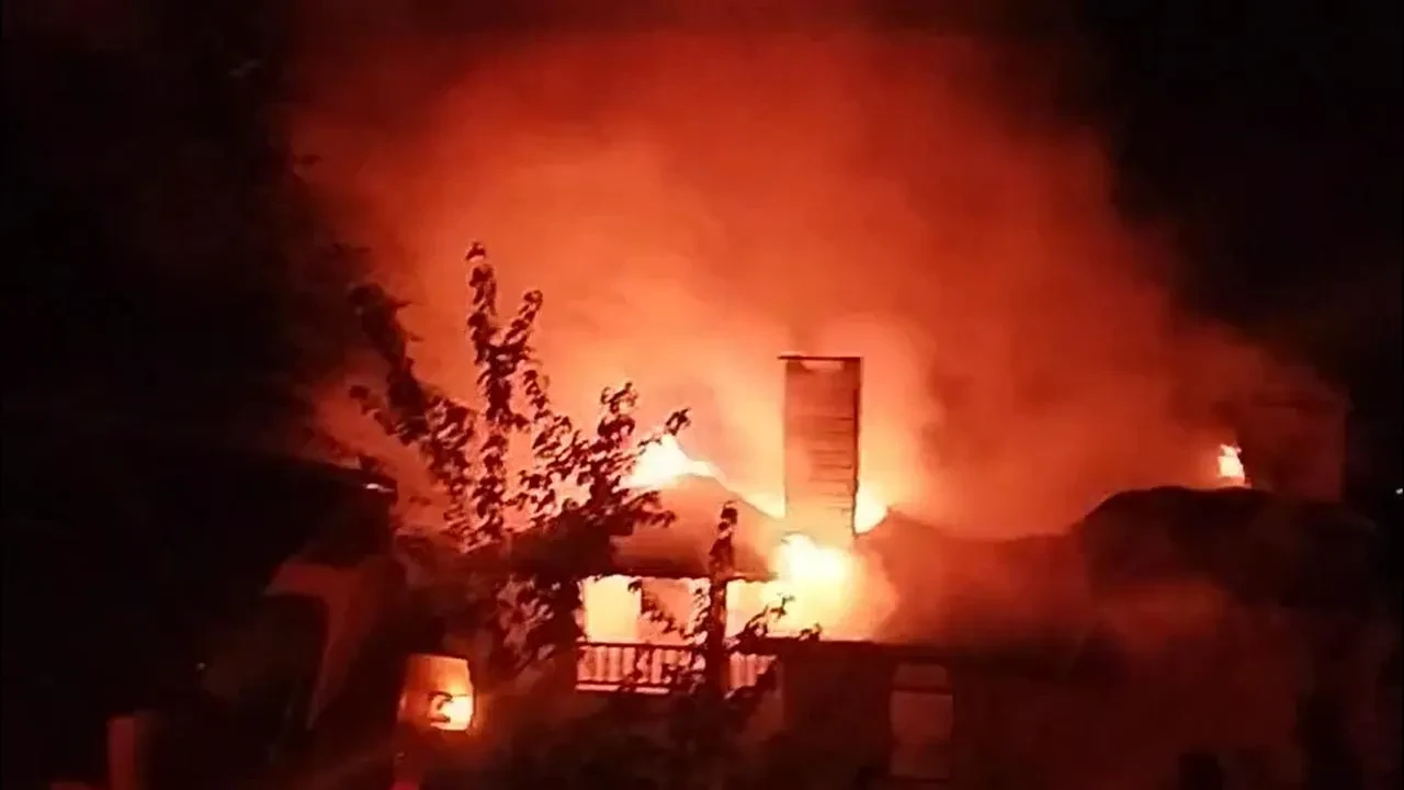 Yalova Laledere köyünde mangal ateşi binayı sardı