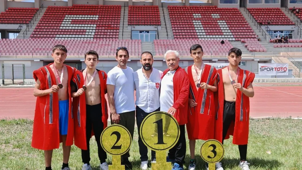 Elazığlı güreşçiler Türkiye şampiyonasında bronz madalya kazandı