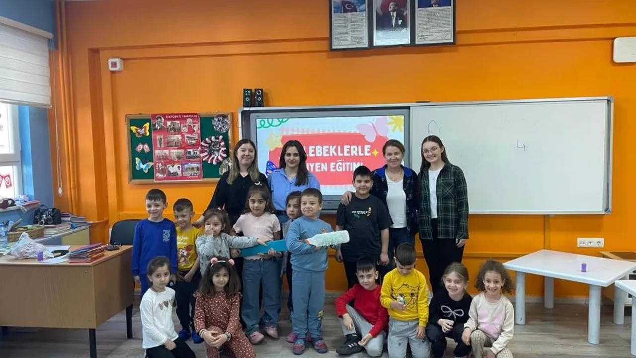 Burhaniye'de miniklere diş fırçalamanın eğlenceli yolu: Dev diş fırçası ile öğreniyorlar