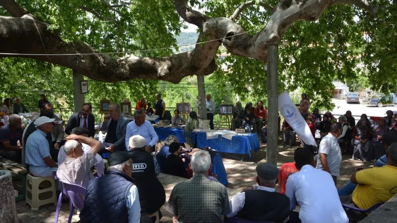 Demirci Halk Eğitimi kursiyerleri tarihi çınarda sergi açtı