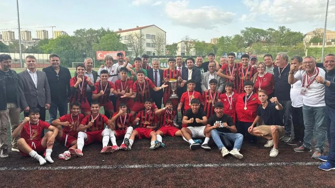 Kuşadası Küçükada Spor, U16 Türkiye Şampiyonası'nda zirvede