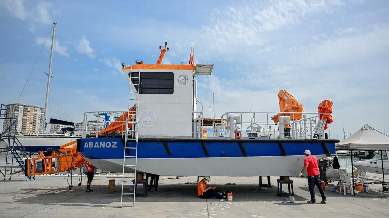 Mersin Belediyesi deniz araçlarını kendi ekibiyle yeniliyor