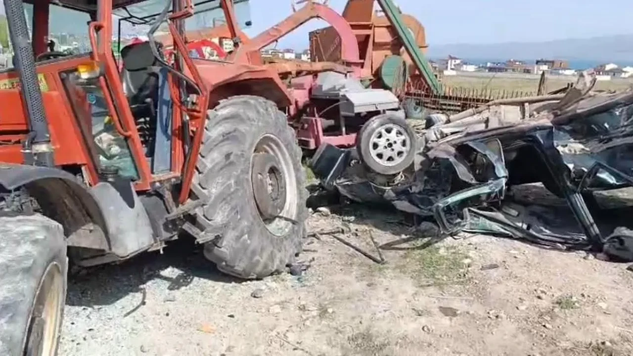 Van Erciş'te feci kaza: Traktör ve otomobil çarpıştı, 4 kişi yaralı