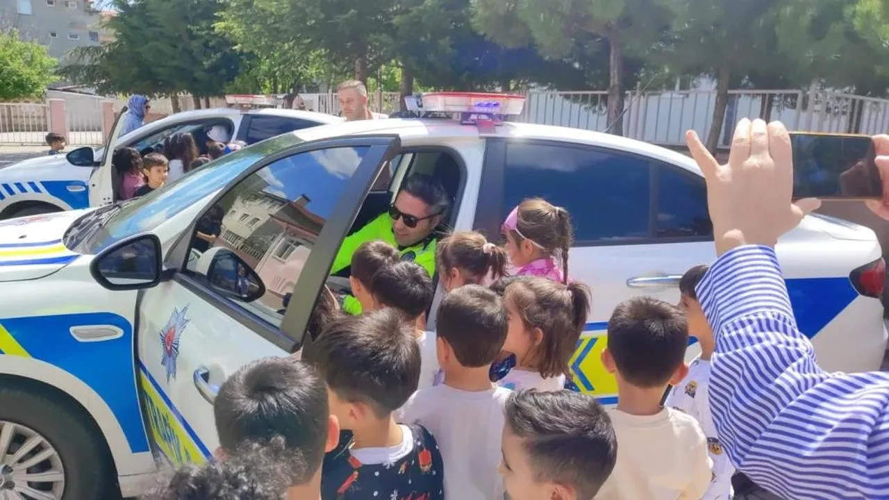Trafik Haftası'nda çocuklar eğlenceli öğreniyor: Polislerle sıcak buluşma