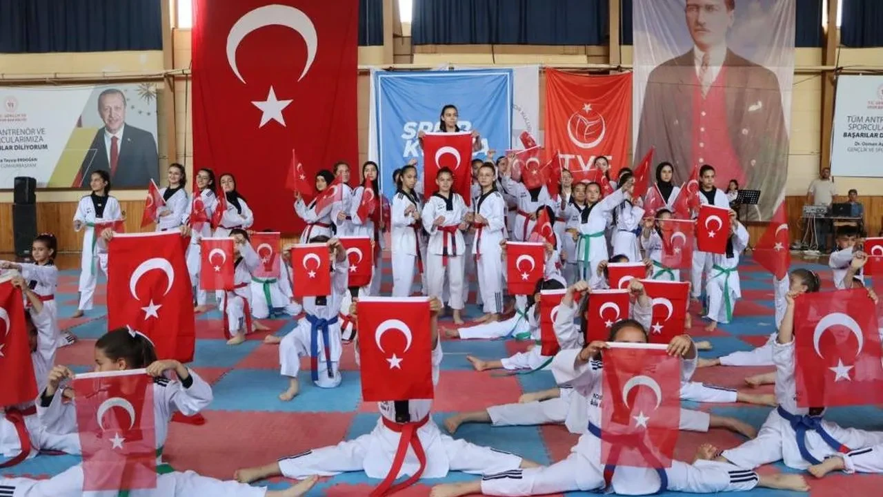19 Mayıs coşkusuyla dolu gün! Konya'nın ilçelerinde gençler sahne aldı