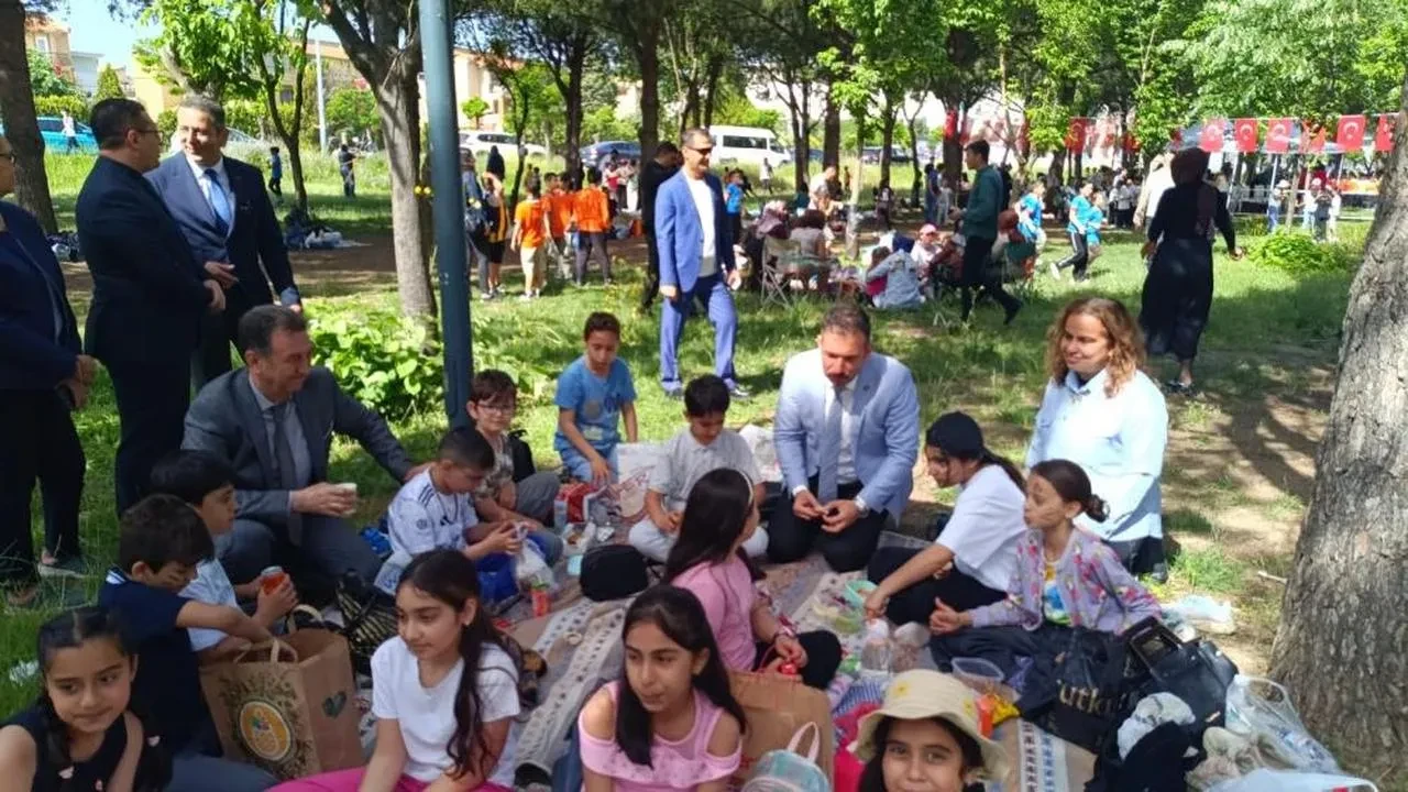 Yunusemre'de 23 Nisan coşkusu! 500 öğrenci unutulmaz bir şenlikte buluştu