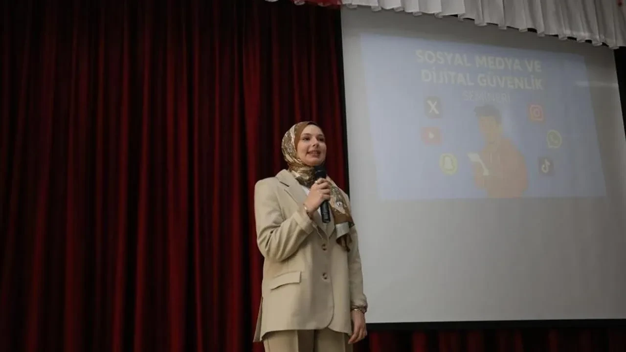 İnegöl'de lise öğrencilerine Dijital Güvenlik semineri: Sosyal medya kullanımında farkındalık artıyor