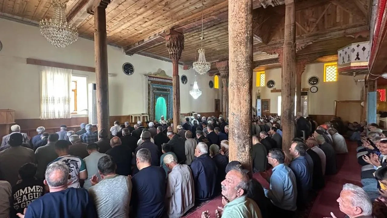 Kuraklık endişesiyle bir araya gelen çiftçiler, dualarla yağmur bekliyor