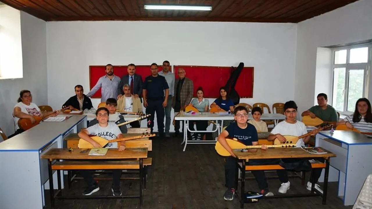 Kaymakam Odabaş, Tahtakuşlar'da bağlama kursunu ziyaret etti: Kültürel etkinliklere destek verdi