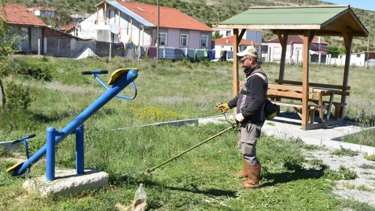 İnönü'de gelişim devam ediyor: İlçe girişine yeni bordür ve peyzaj düzenlemesi yapıldı