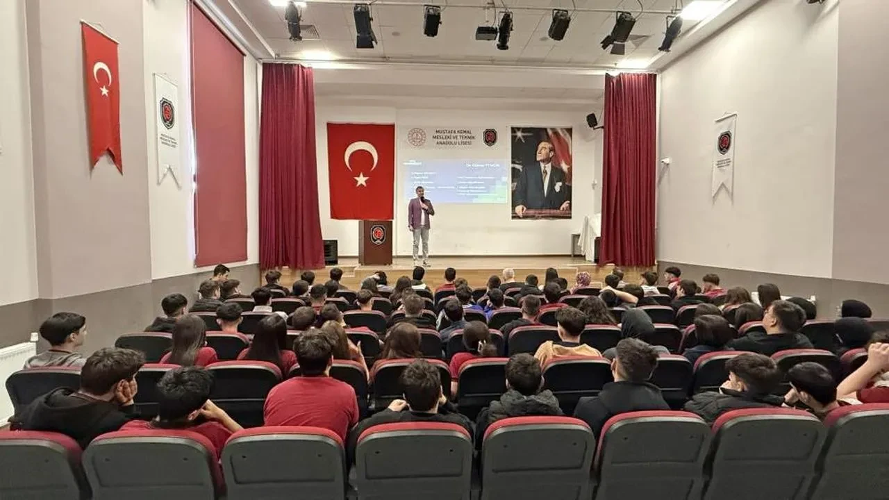 Düzce Üniversitesi'nden yapay zeka eğitimine yoğun ilgi: Öğrenciler sorularla bilgi aldı