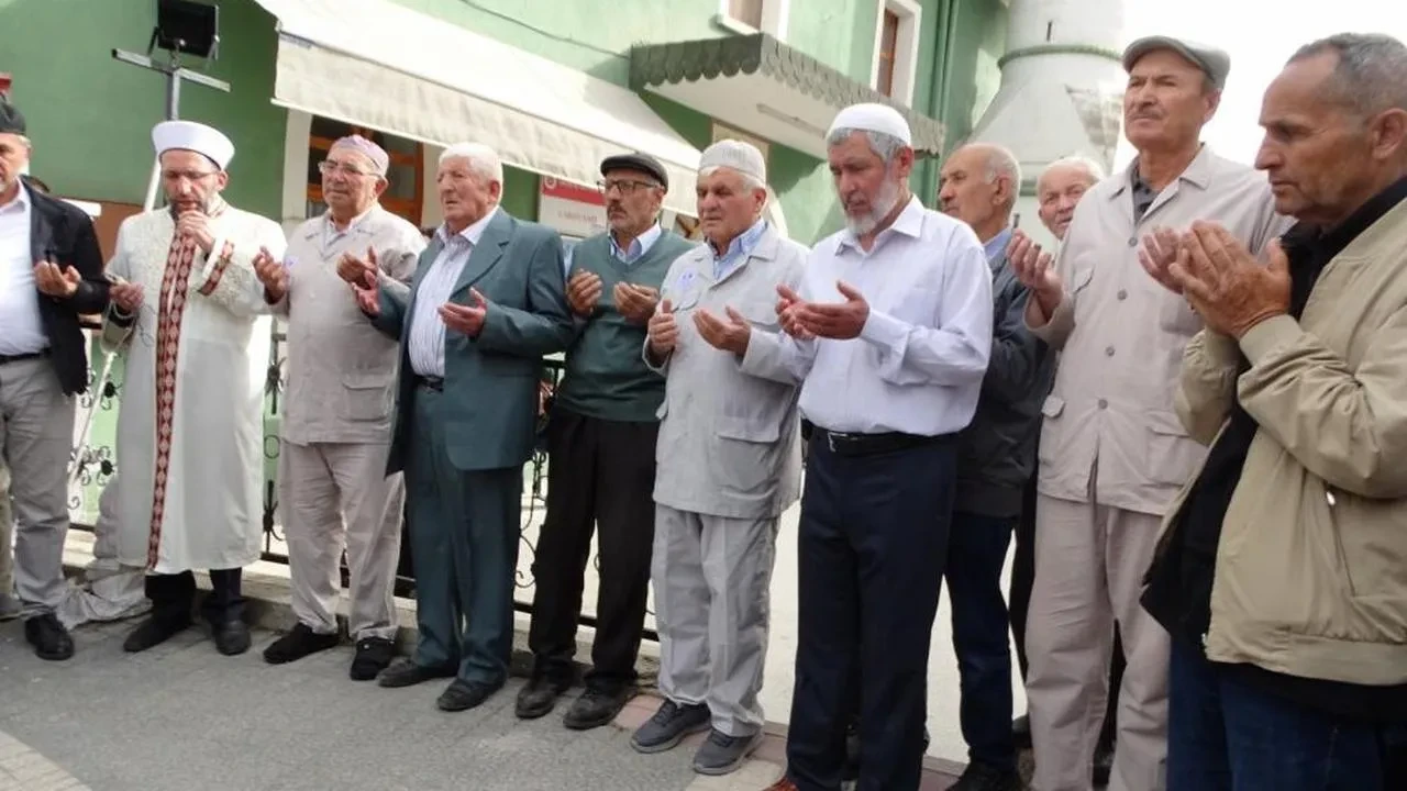 Kütahya'dan 19 hacı adayı dualarla kutsal topraklara uğurlandı