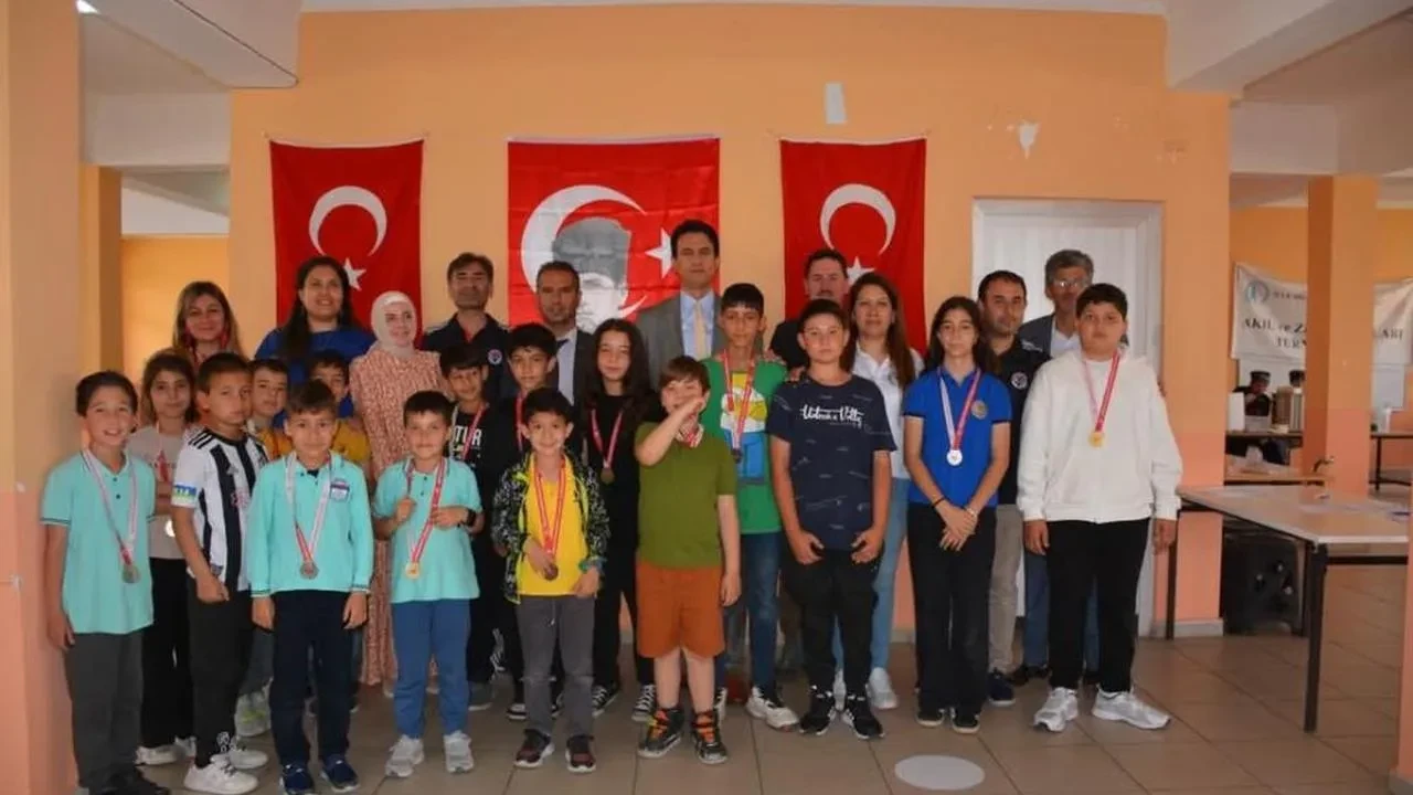 Köyceğiz'de Mavi Yeşil Okullar Projesi kapsamındaki satranç turnuvası büyük bir coşkuyla tamamlandı