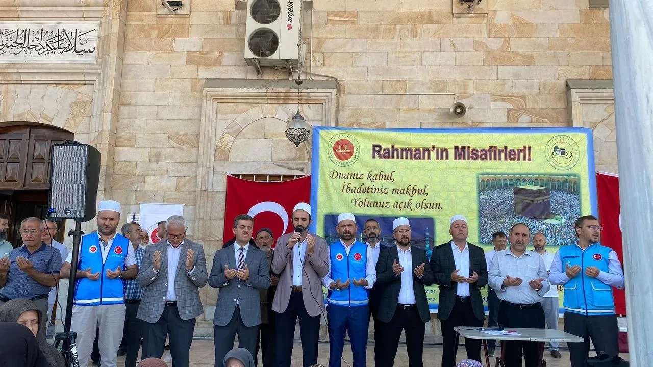 Düzcede hacı adayları kutsal yolculuğa uğurlandı