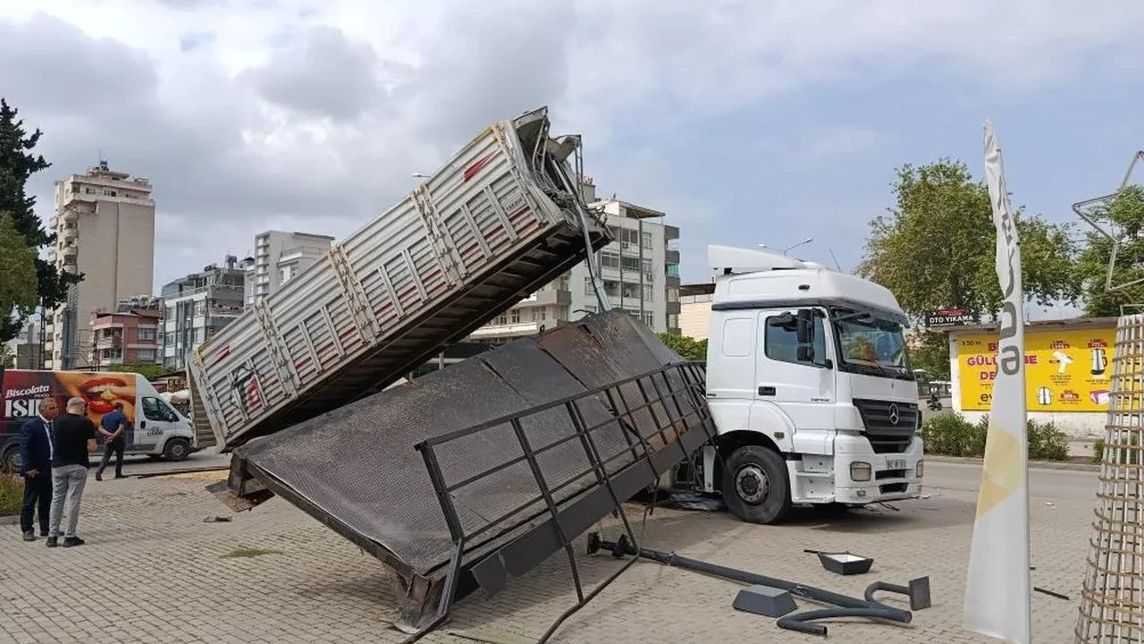 Adana'da tır kazası büyük facianın eşiğinden döndü: Üst geçit tır dorsesine saplandı!