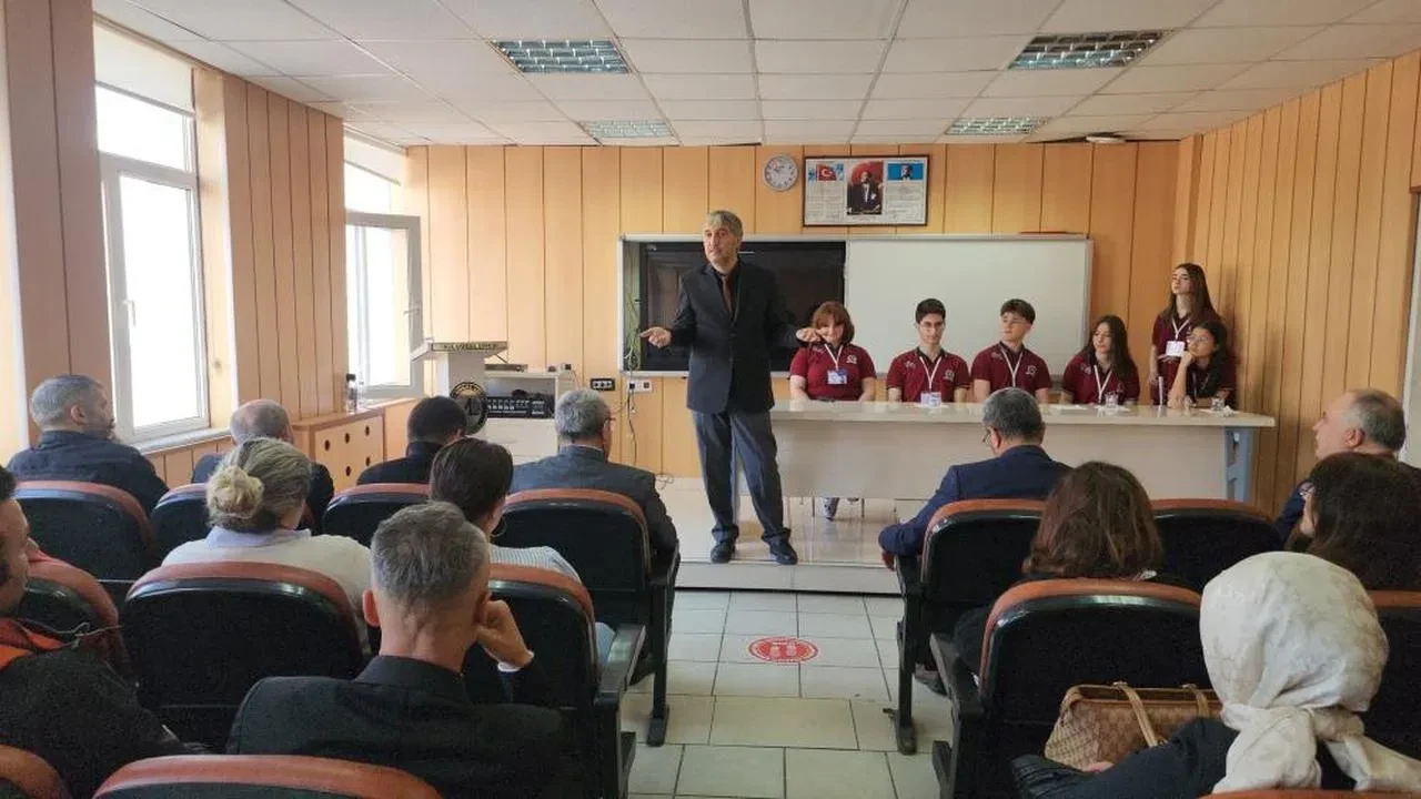 Kütahya'da öğrencilerden farkındalık yaratacak panel: Dijital bağımlılığın riskleri ve çözüm olları