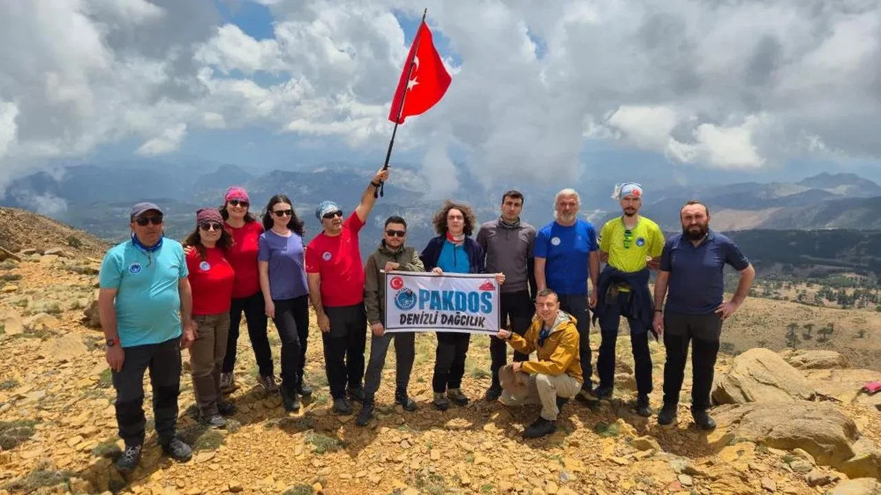 Denizlili dağcılar 19 Mayıs'ı zirvede kutladı: Türk bayrağı Sandras Dağı'nda dalgalandı
