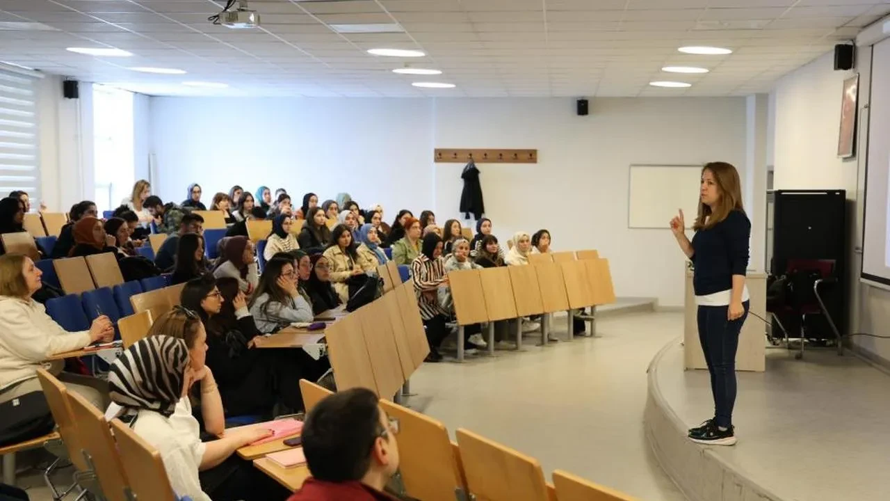 Topluluk önünde konuşma: Düzce Üniversitesi'nde gelişime açık bir becerinin ipuçları