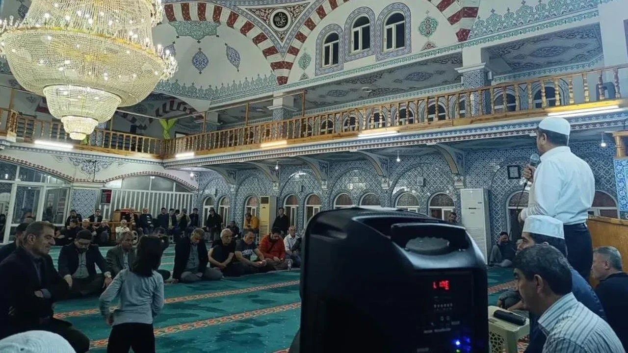 Hac yolculuğu için dualarla uğurlandılar: Anamur'da duygusal anlar