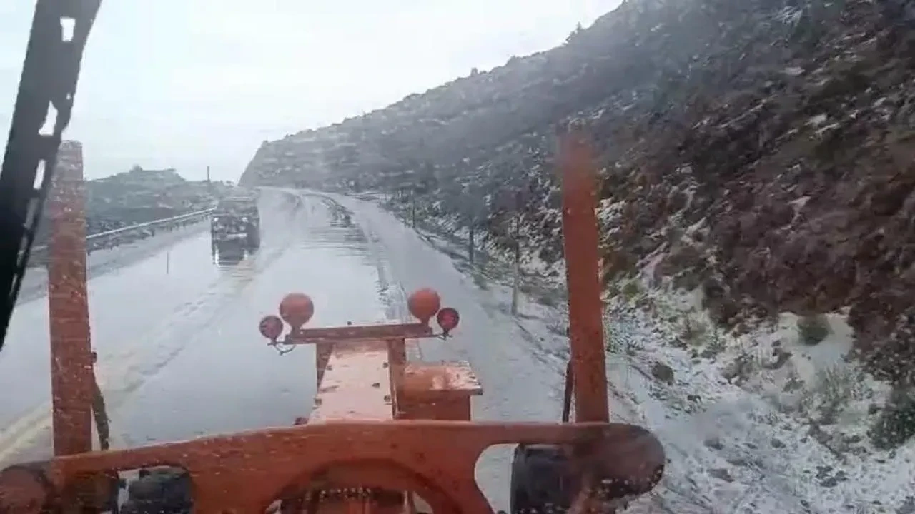 Antalya Alacabel yolunu dolu yağışı beyaza bürüdü