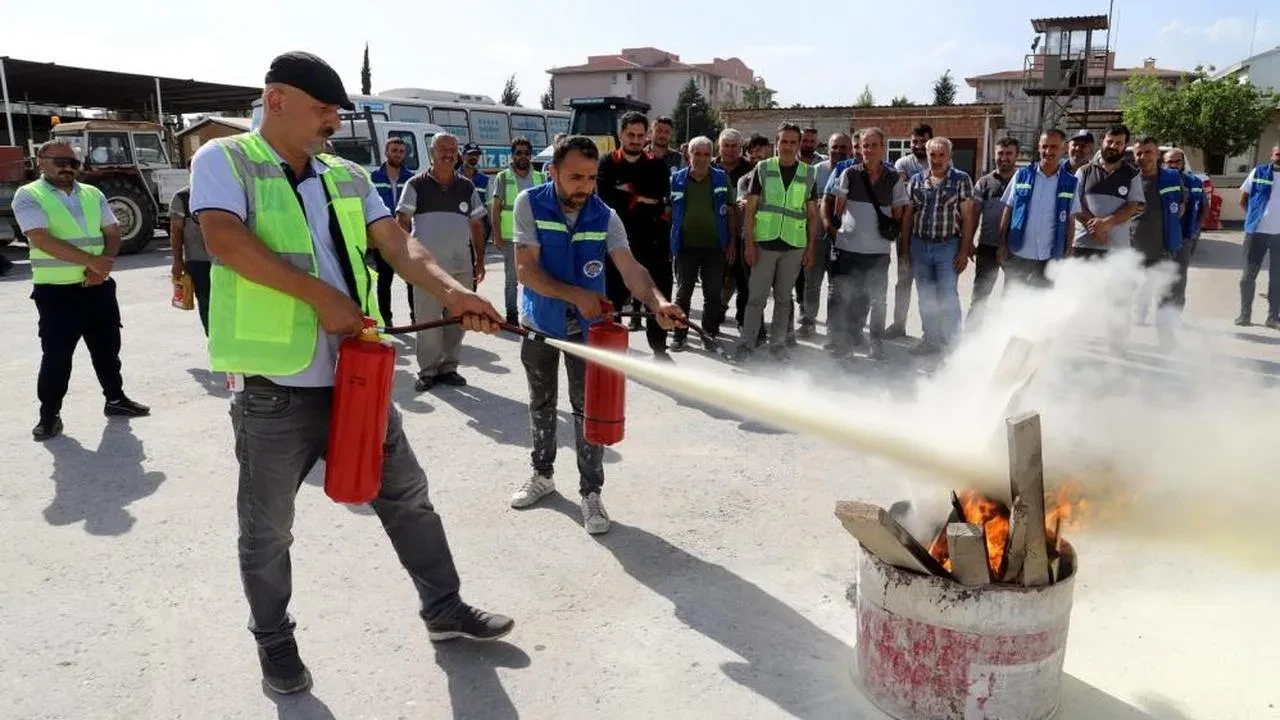 Mersin Akdeniz Belediyesi'nden yangın tatbikatı: Personel, acil durum müdahalelerini öğrendi