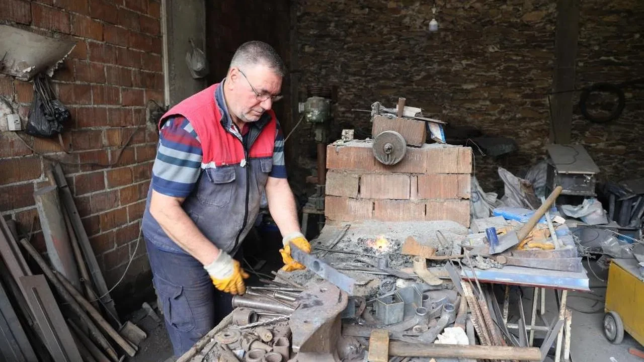 Demirci ustası İbrahim Pehlivan, tarımda el aletleriyle pandemiye meydan okuyor: Siparişlere yetişmek için zamanla yarışıyor