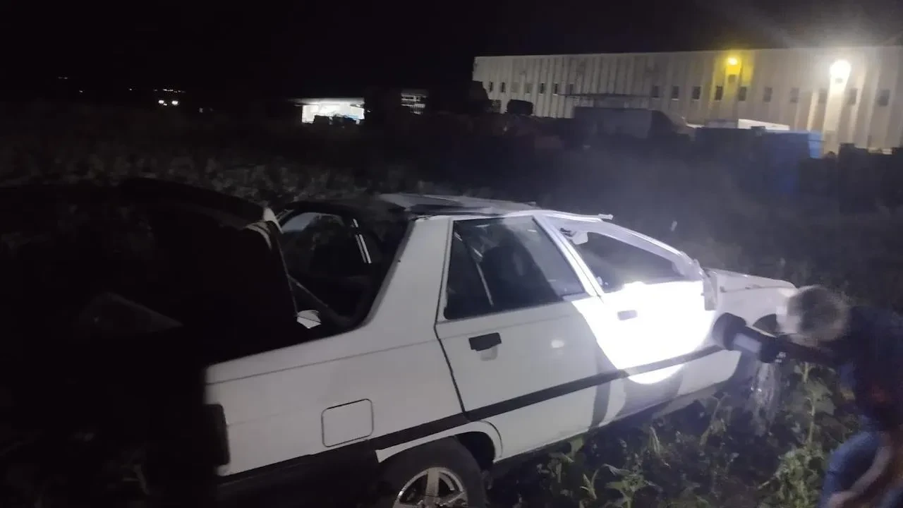 Zile Turhal yolunda otomobil palete çarpıp savruldu