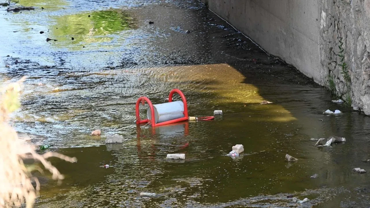 Bozüyük park malzemeleri kanala atılarak tahrip edildi