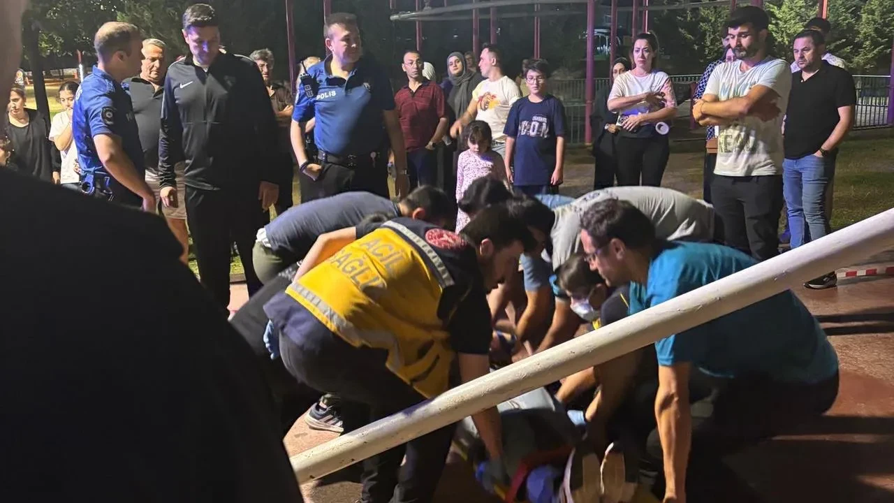 Seka Parkta devrilen basketbol potası genci yaraladı