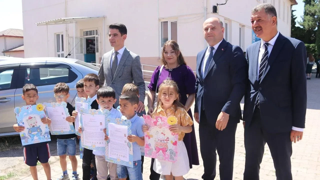 Amasya öğrencileri karne heyecanını protokolle beraber yaşadı